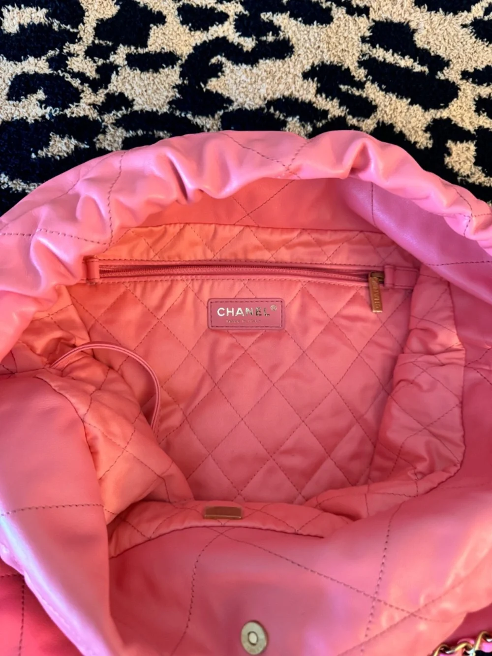 CHANEL 22 Hobo Bag Pink